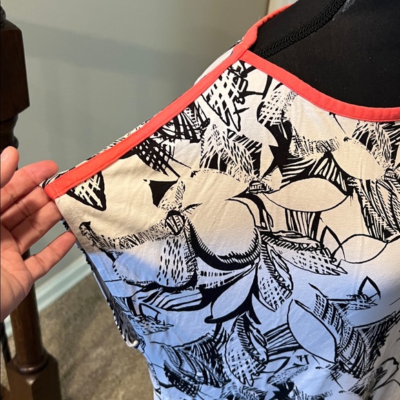 Women's Black and White Leaf Print Short Sleeve Top - Picture 5 of 6